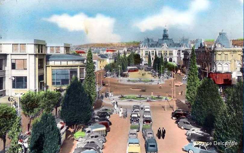 03 Vichy Place de l Hotel de Ville et de la Poste.jpg